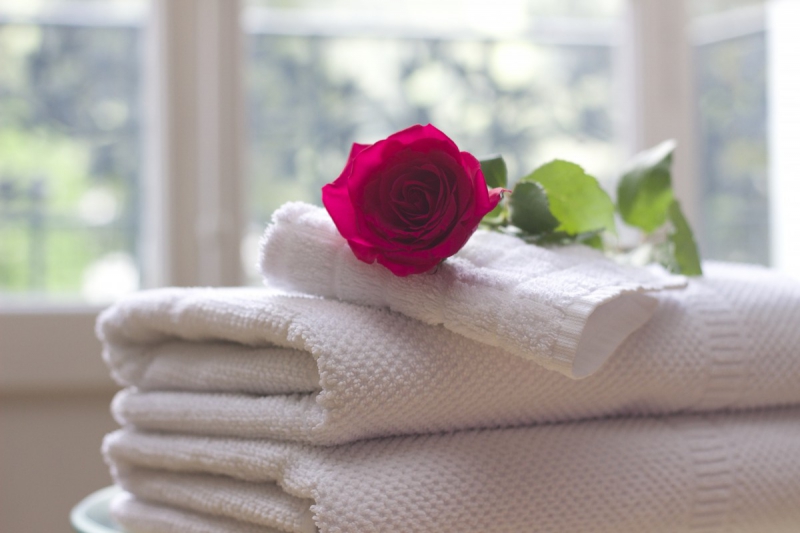 hotel-LA GAUDE-min_towel_rose_clean_care_salon_spa_white_bath-731641